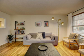 Sunset Home perfect for extended stays with fully fenced in yard, designated office, two living rooms, located across from Boise Foothills and close to Bogus Basin in Boise's North End